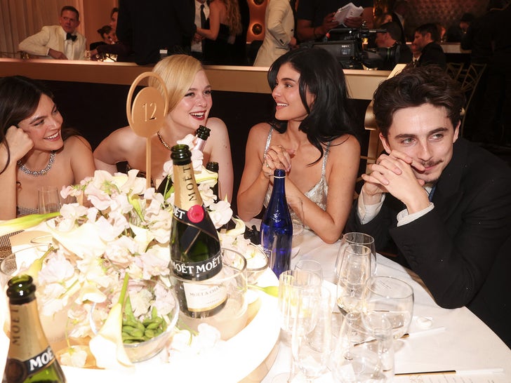 0106-Timothee-Chalamet-Kylie-Jenner-ciuman-bola-emas-primer-3