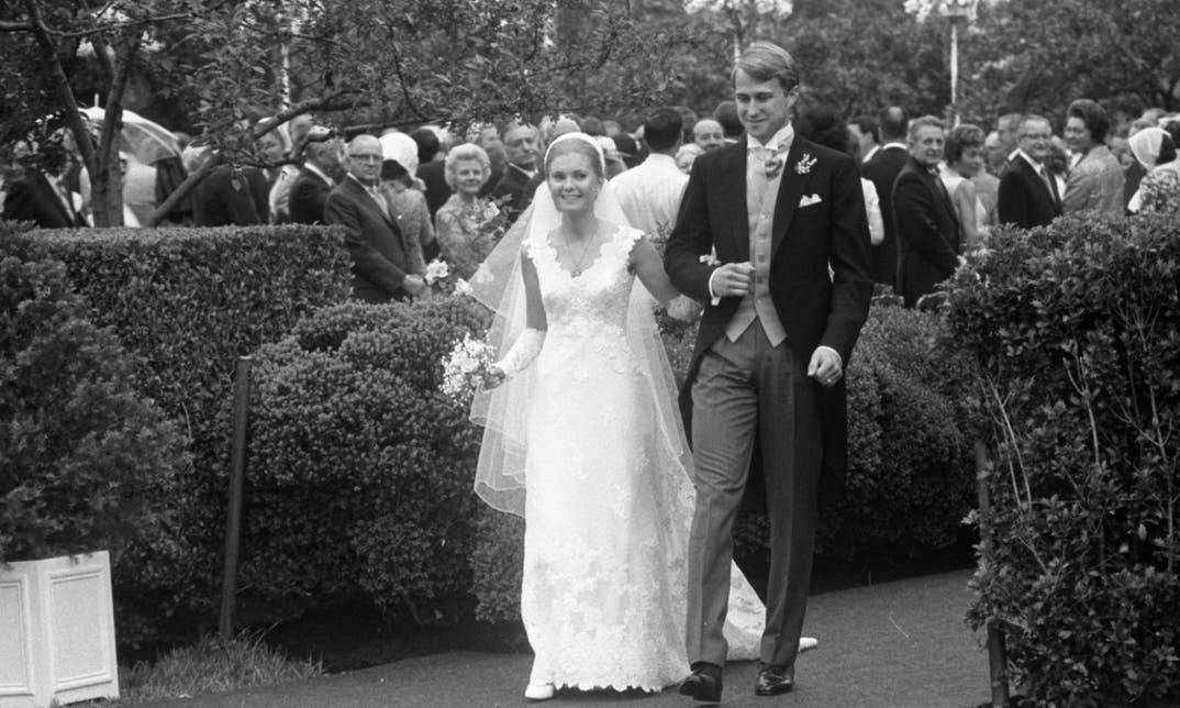 Tricia and Ed Cox walk arm in arm after history's first Rose Garden wedding at the White House yesterday. The ceremony was delayed about a half hour by June rain which didn't dampen enthusiasm of 400 dignitaries.