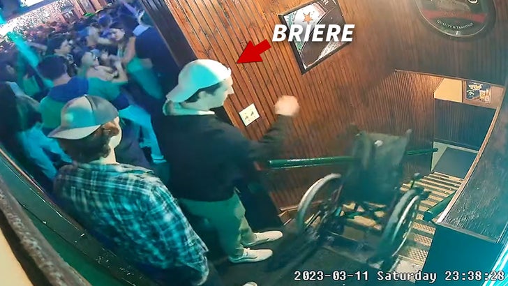 NHL GM Briere'nin Kolej Hokey Oyuncusu Oğlu Tekerlekli Sandalyeyi Merdivenlerden Aşağı İtiyor, Polisler Olaya Karışıyor