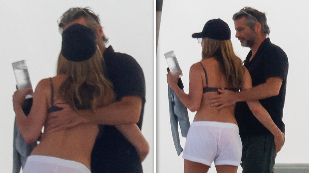 gallery-launch-Jennifer-Aniston-and-Jim-Curtis-backgrid-1