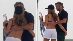 gallery-launch-Jennifer-Aniston-and-Jim-Curtis-backgrid-1