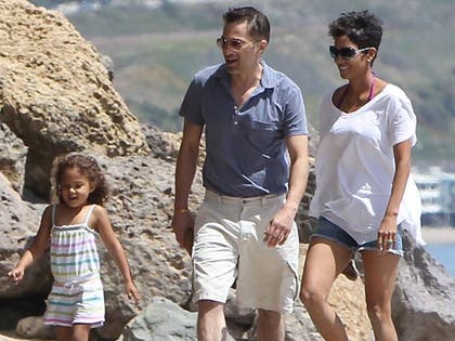 0408_halle_berry_at_beach