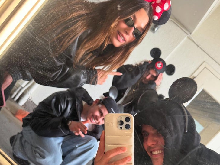 Justin et Hailey Bieber avec Kid Laroi à Disneyland