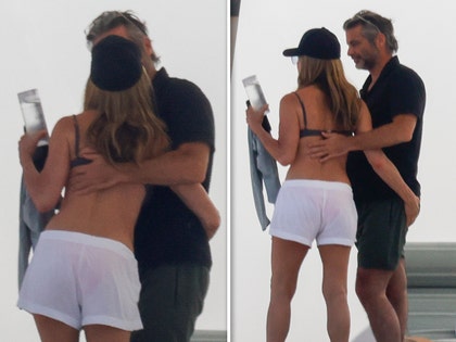gallery-launch-Jennifer-Aniston-and-Jim-Curtis-backgrid-1
