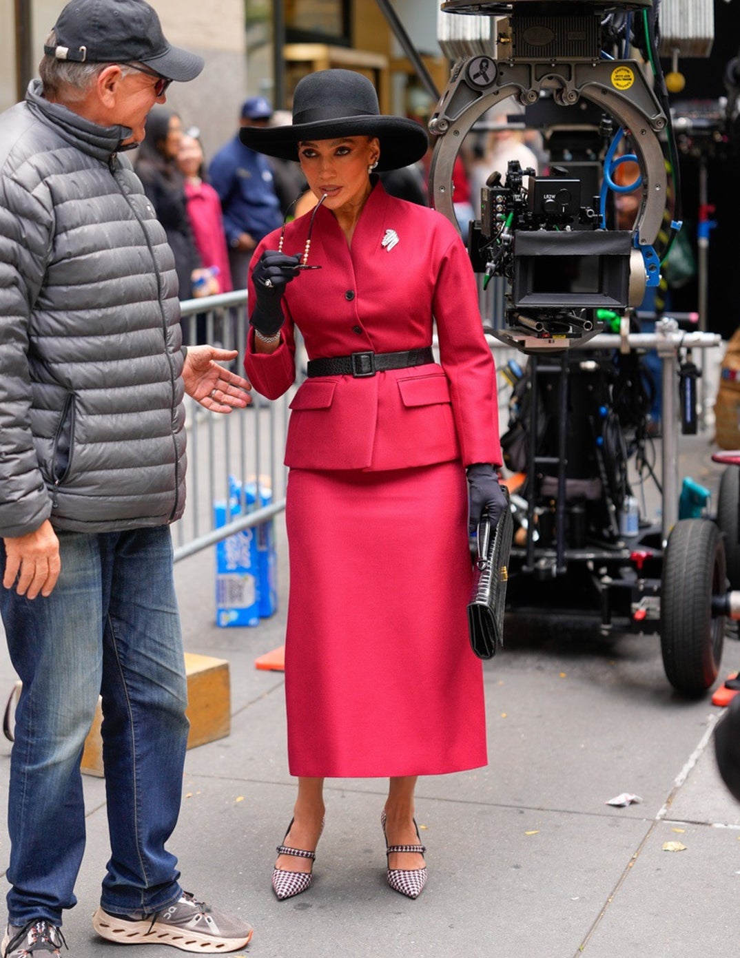 Jennifer Lopez Struts in All-Red While Filming in Manhattan 2
