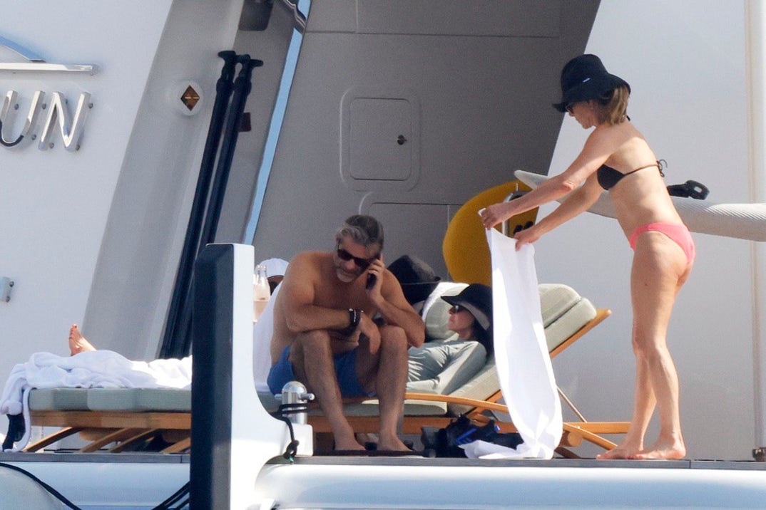 Jennifer Aniston Courteney Cox Pedro Pascal Jim Curtis Yacht Mallorca 3