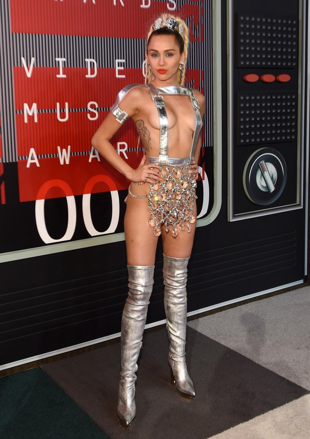 Miley Cyrus Stylish And Sexy Through The Years 18