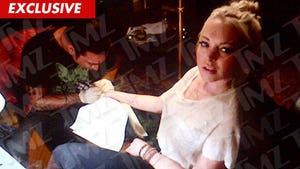 Lindsay Lohan -- The Girl with a New Wrist Tattoo [PHOTO]