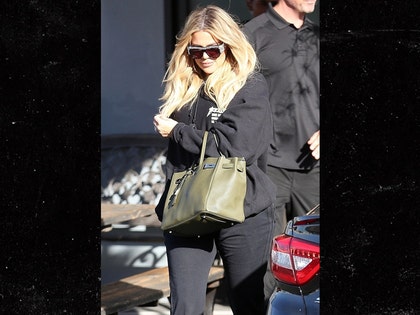 1204-khloe-kardashian-backgrid-01