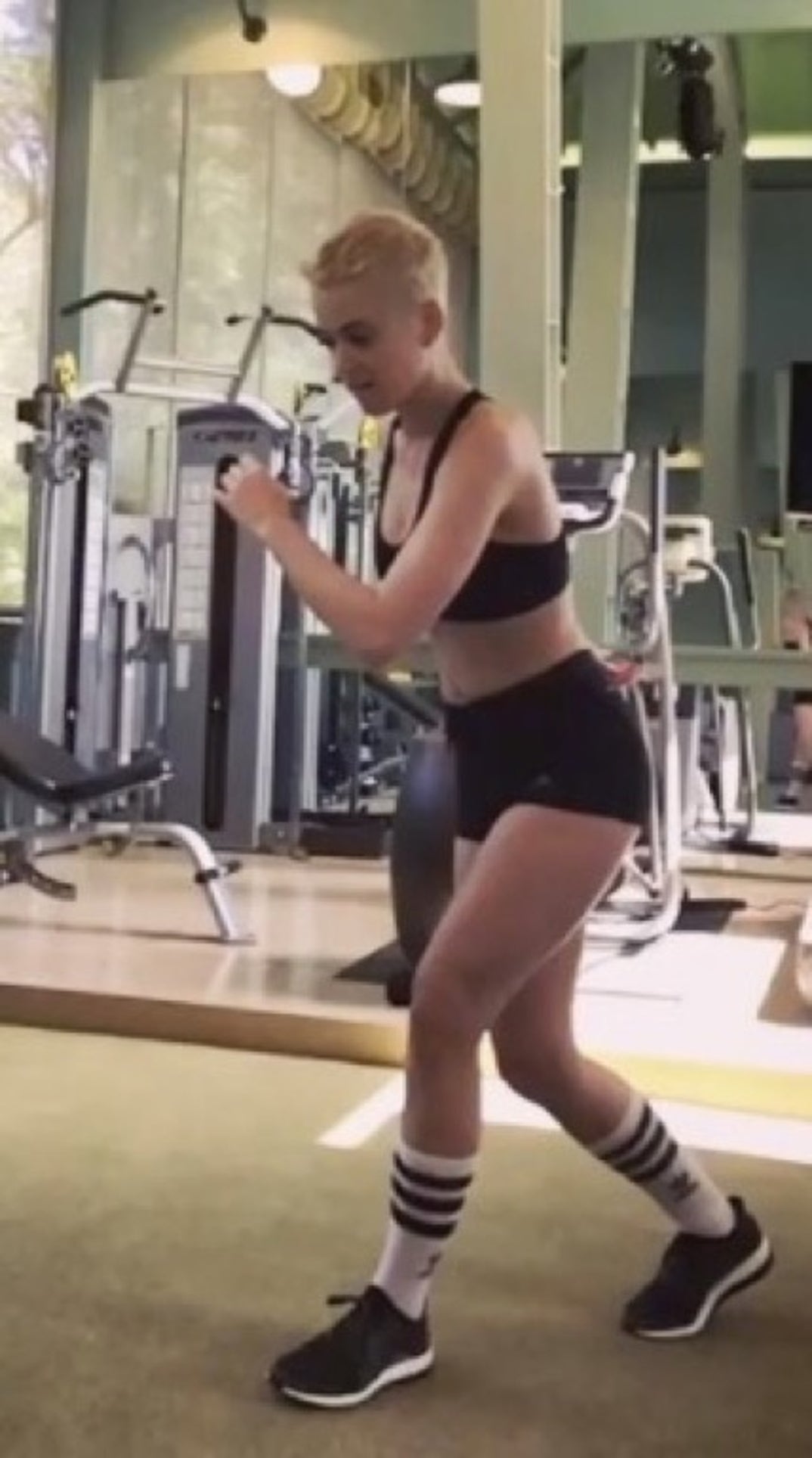 0609_katy_perry_hot_04