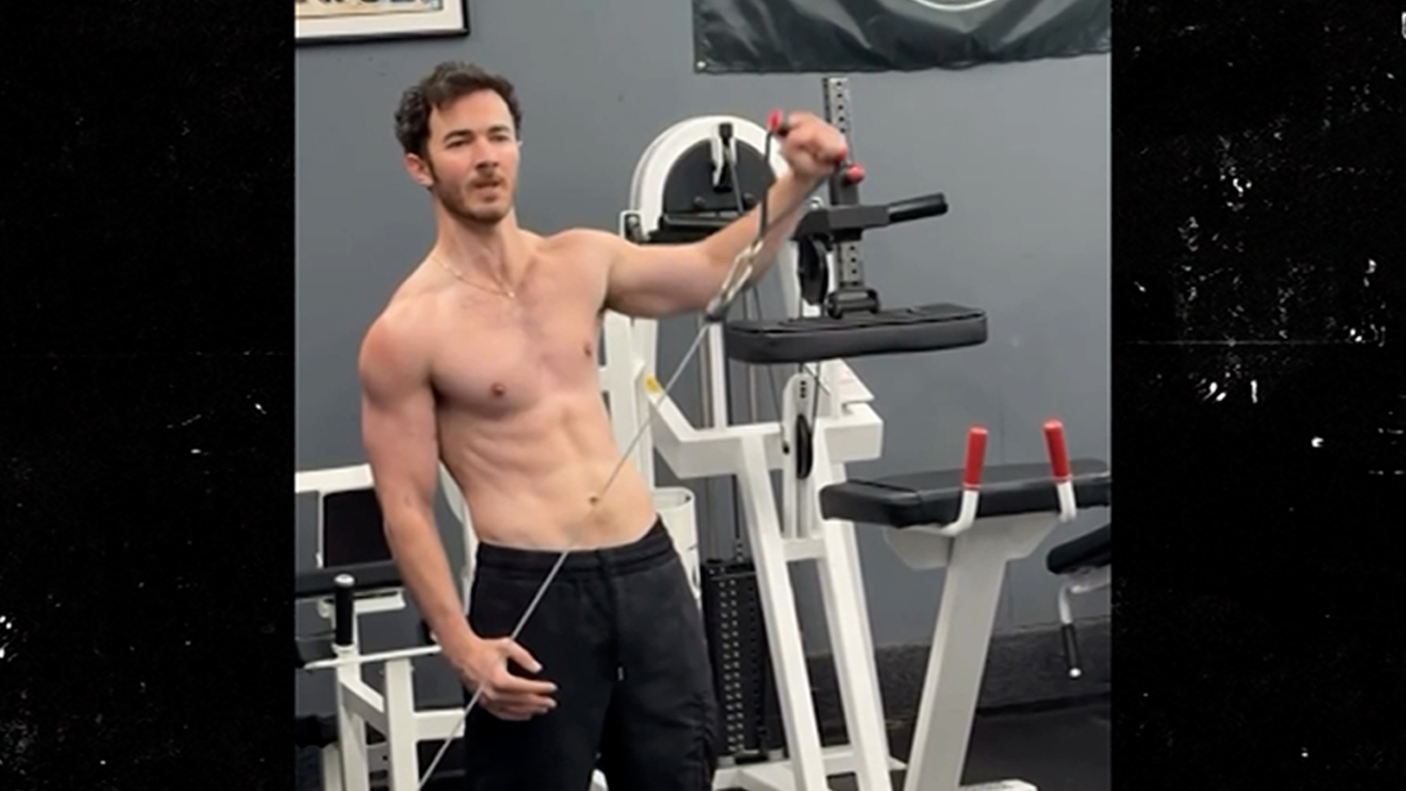 De vrouw van Kevin Jonas deelt zijn buikspieren op internet