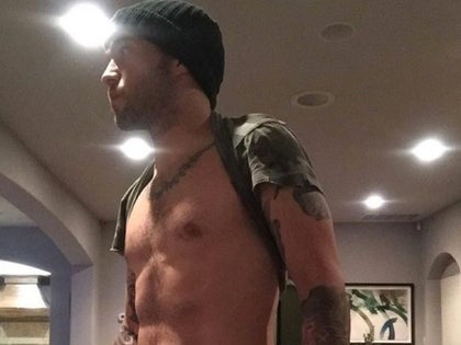 0603_pete_wentz_shirtless02