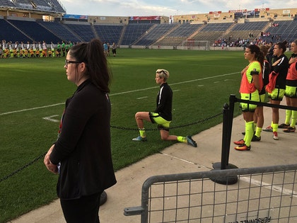 0904_Megan-Rapinoe-Kneels-During-National-Anthem_twitter