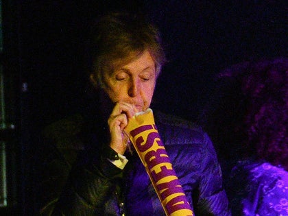 0405-paul-mccartney-lakers-game-photos-thumb