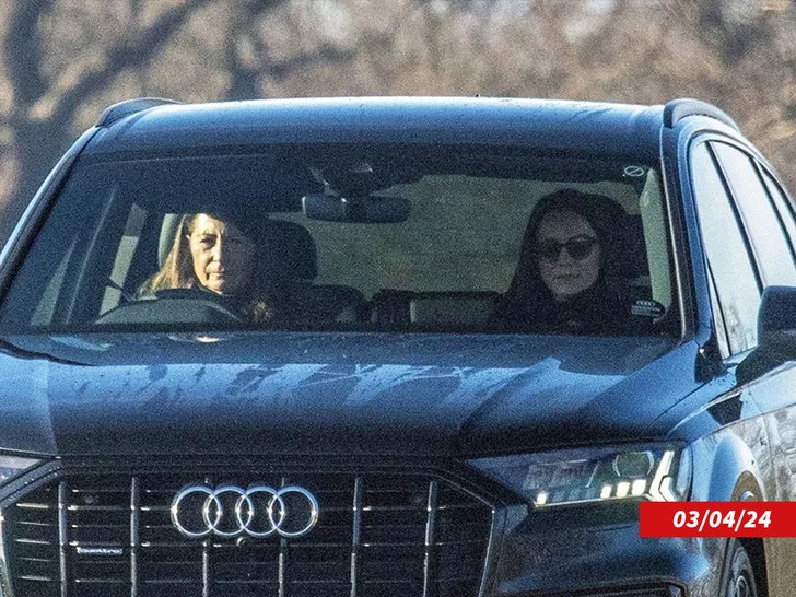 Kate Middleton dirigindo no Reino Unido