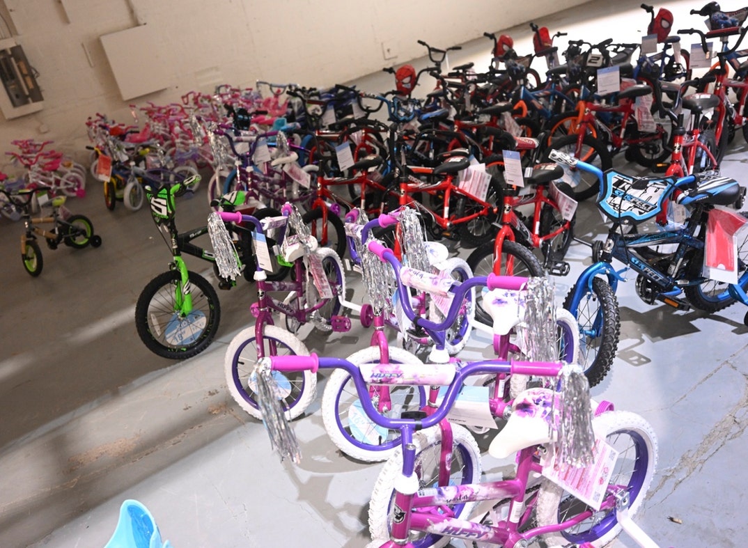 Lil Baby Lil Yachty Host Holiday Give Back Event  5