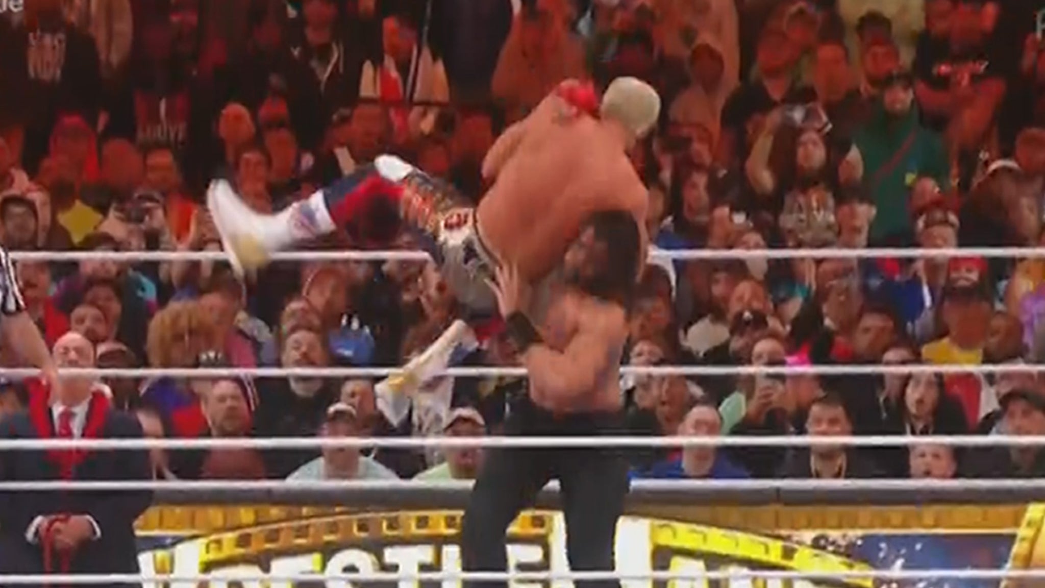 Roman Reigns verslaat nipt Cody Rhodes bij WrestleMania 39