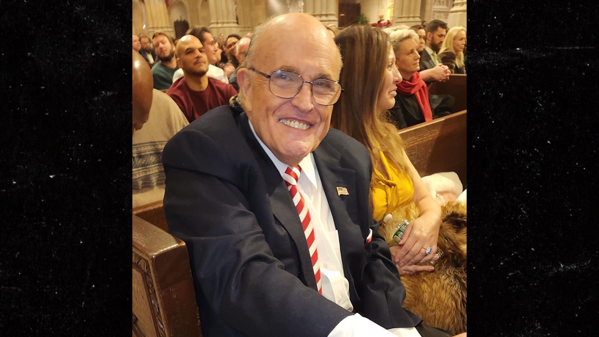 Rudy Giuliani asiste a misa de medianoche en la ciudad de Nueva York después de una sentencia de 146 millones de dólares