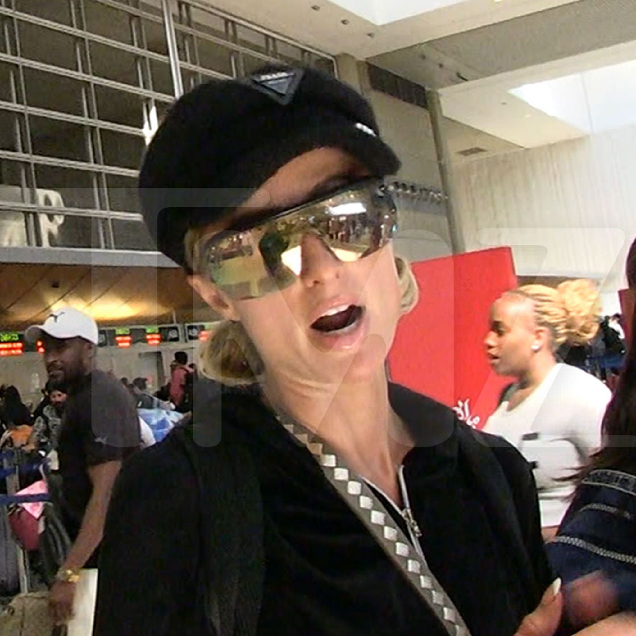 Paris Hilton Believes Her Missing Dog Is Still Alive, Says Pet Psychics Agree - TMZ (Picture 2)