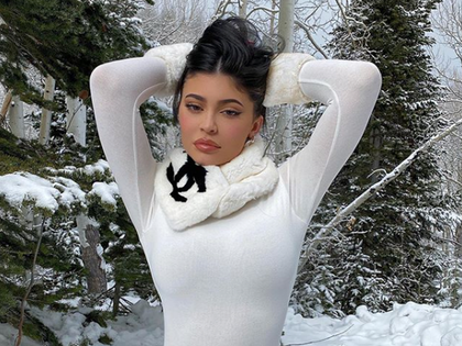 kylie-jenner-winter-wonderland-vacay-snow-photos8