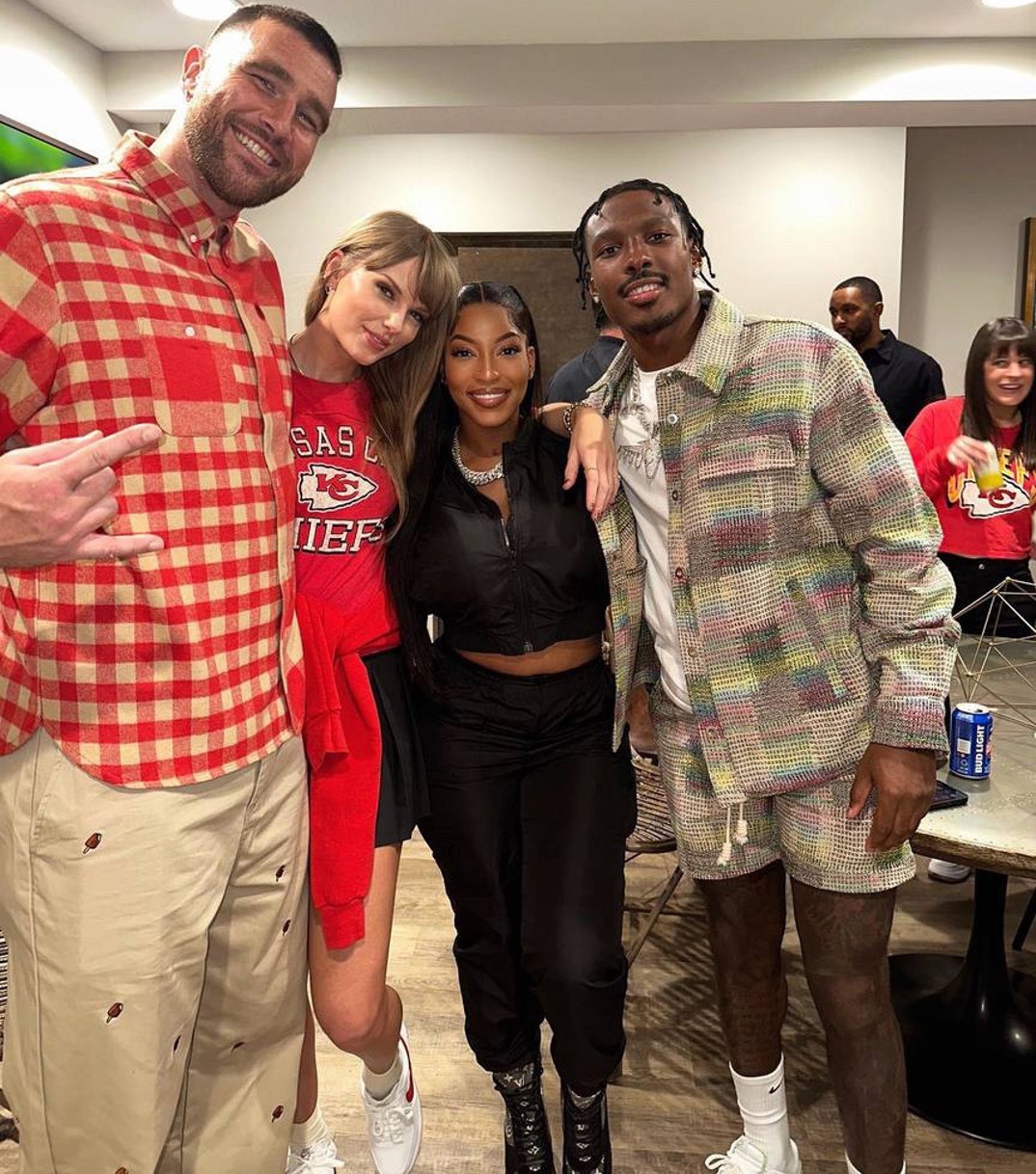 Taylor_Swift,_Travis_Kelce,_Chariah_Gordon,_Mecole_Hardman_Jr_(1) (1)