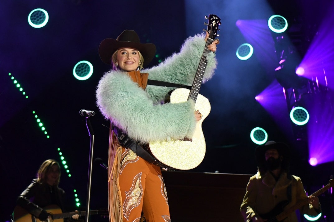 Lainey Wilson Performance Pics 11