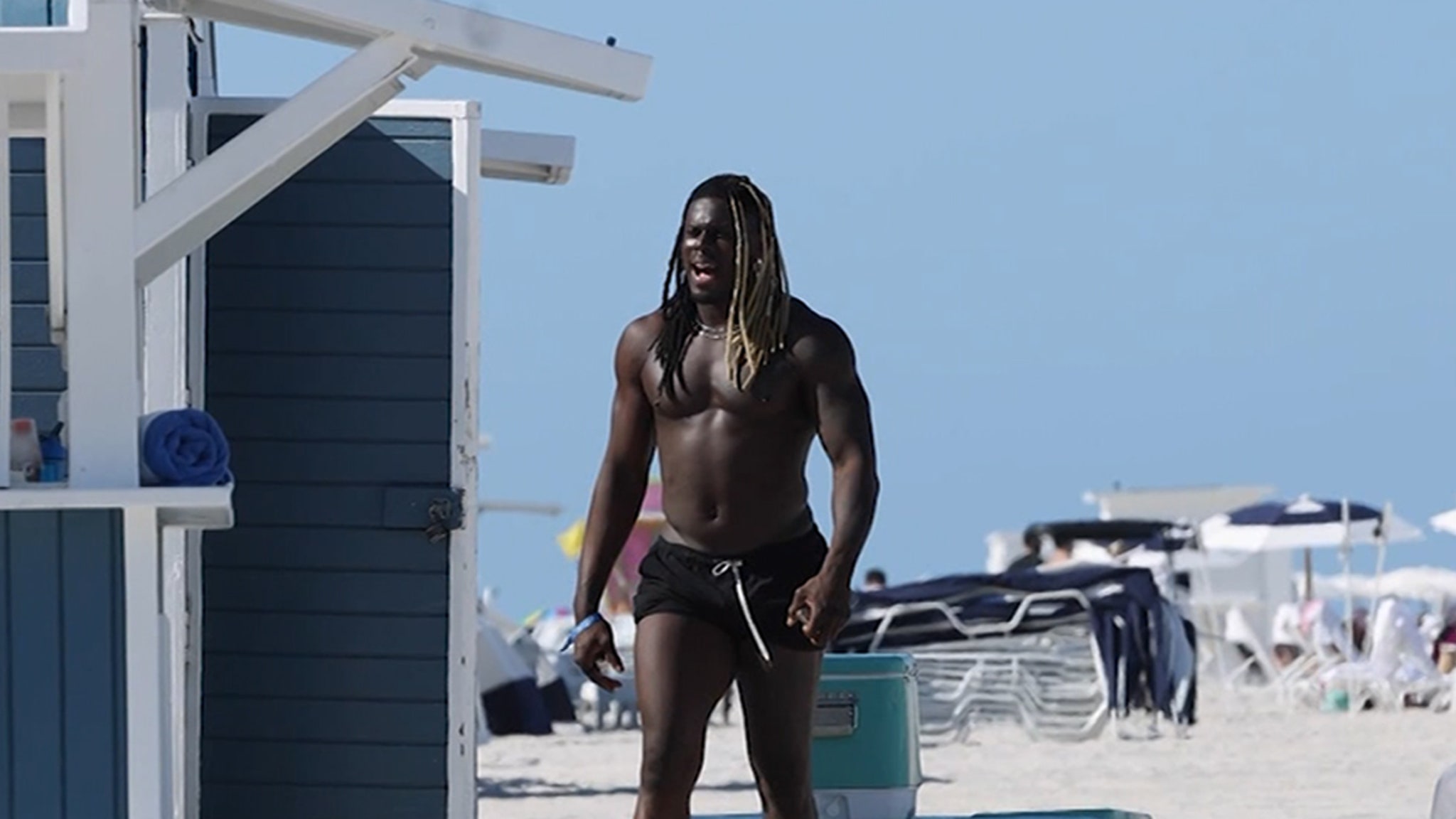 Browns Star David Njoku Shows Off Beach Body In Miami