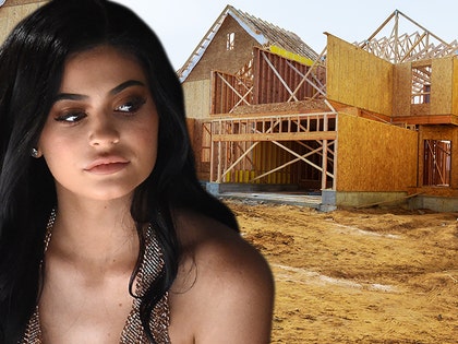 0126_kylie-jenner_house_construction-composite