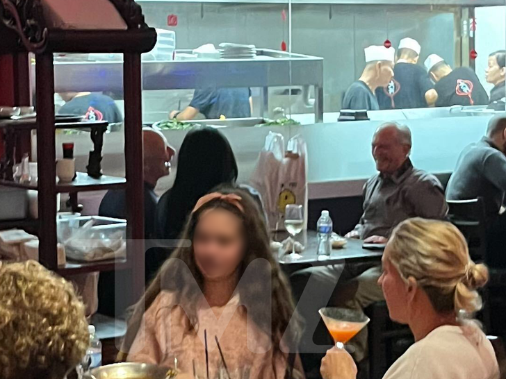 Jeff Bezos and Lauren Sanchez sitting at Chinese restaurant