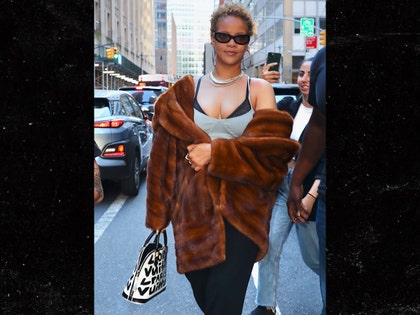 rihanna in new york bg 3