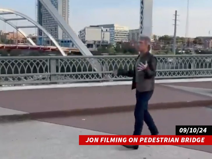 bon jovi sedang syuting di jembatan