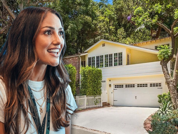 Minka Kelly With Her Bungalow