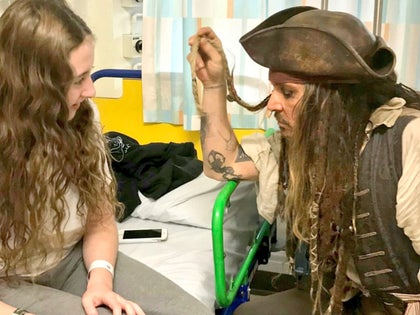 1209_Johnny-Depp-Jack-Sparrow-Childrens-Hospital-primary