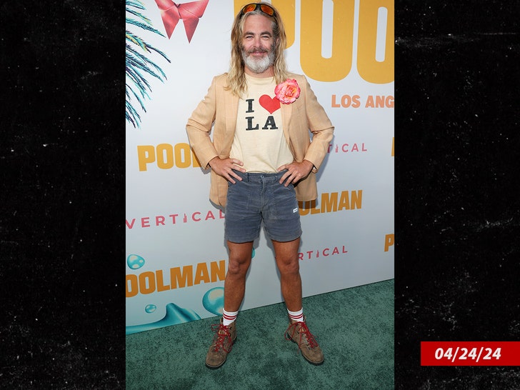 Chris Pine incarne le personnage de “Poolman” dans Jorts, longs cheveux blonds
