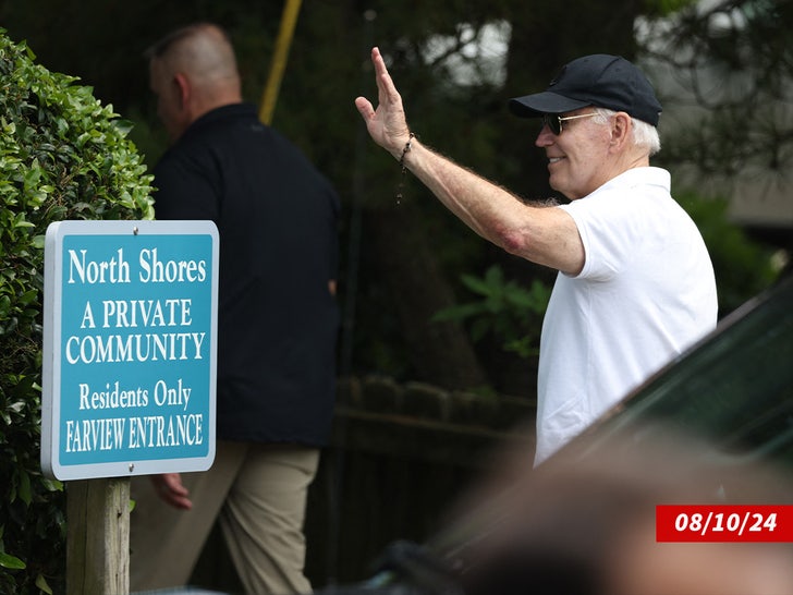 Joe Biden saluda a un submarino en la playa