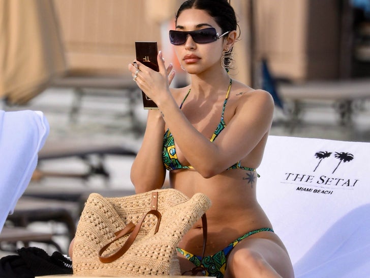 1202-chantel-jeffries-string-bikini-descansando-playa-sub2