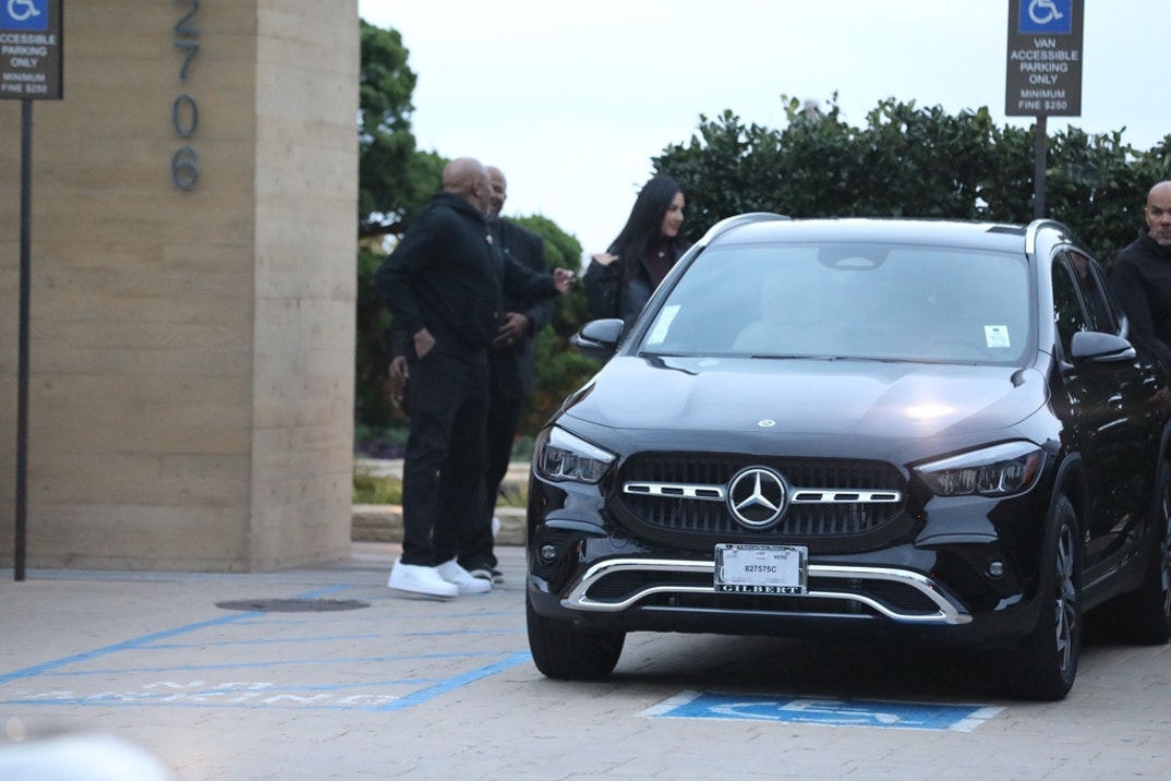 Dr Dre Michelle The Valley Holding Hands 7