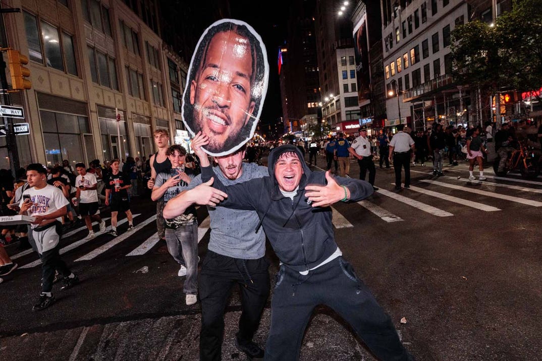knicks fans celebrate GettyImages-2280358157