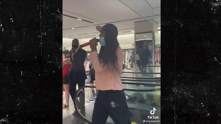 Nicki Minaj busca seguridad en el centro comercial, que les permita a los fanáticos «dinero de lotería»