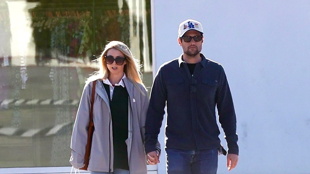 Jake-Reiner-gallery-launch-backgrid-1