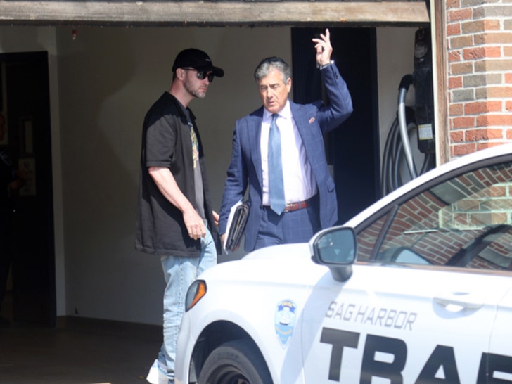 Justin Timberlake meninggalkan kantor polisi