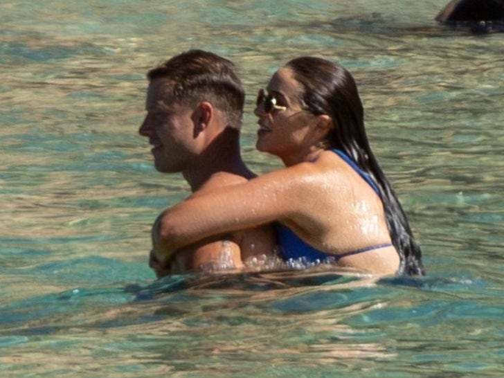 0608-Olivia-Culpo-Blue-Bikini-Baby-Bump-SUB-2