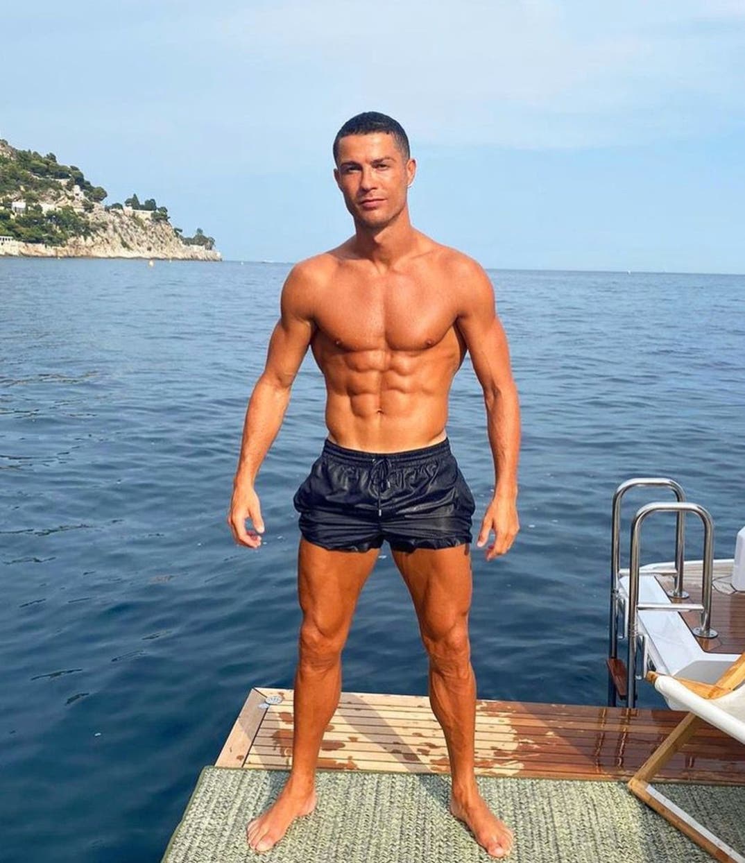 cristiano-ronaldo-shirtless-shots-photos-02