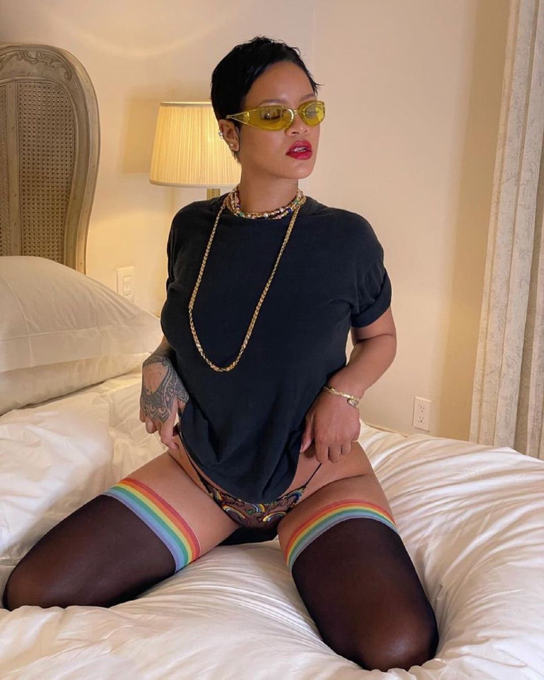 0219 Rihanna Sexy Snapshots 1