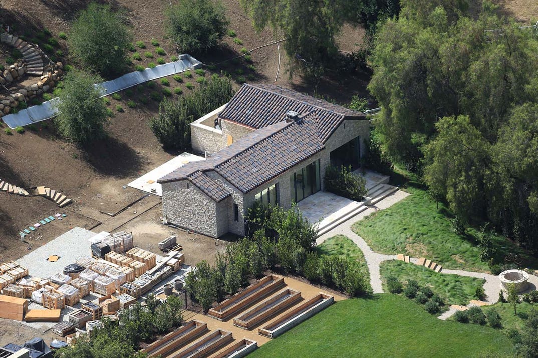 x17_kylie_jenner_aerial_090726_28