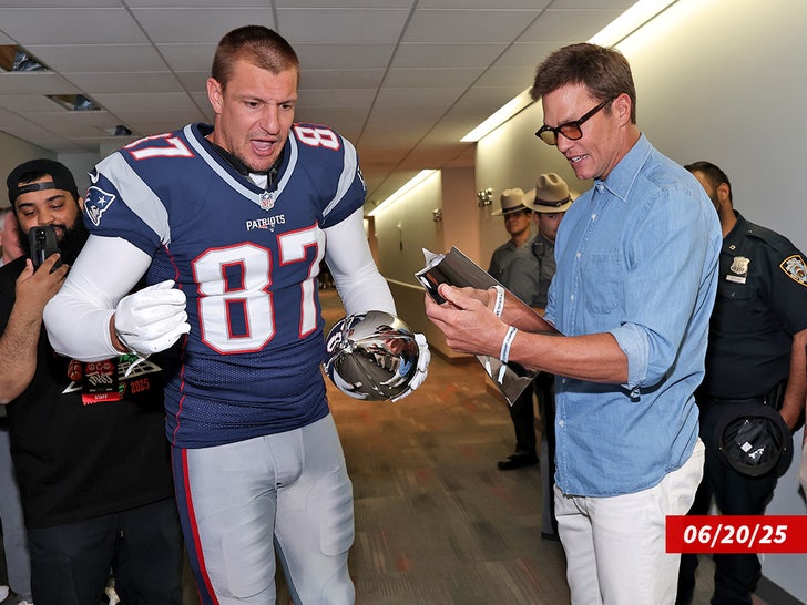 Toms Bradijs Robs Gronkovski sub Getty Swipe 2