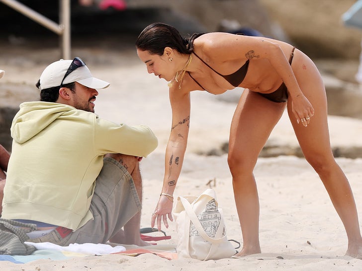 0225-Bad-Bunny-Gabriela-Berlingeri-Austrália-Praia-Sub2