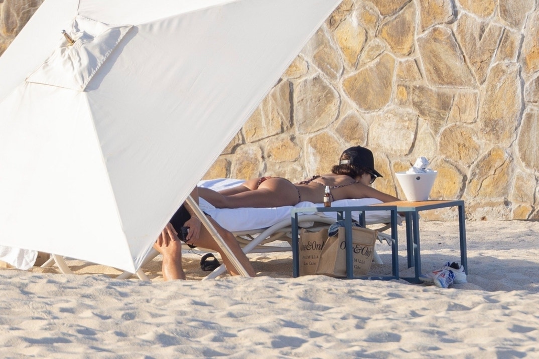 Jessica Alba and Danny Ramirez cabo 4