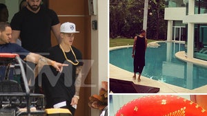 Justin Bieber -- Vacaciones ... Mexican Villa Style!