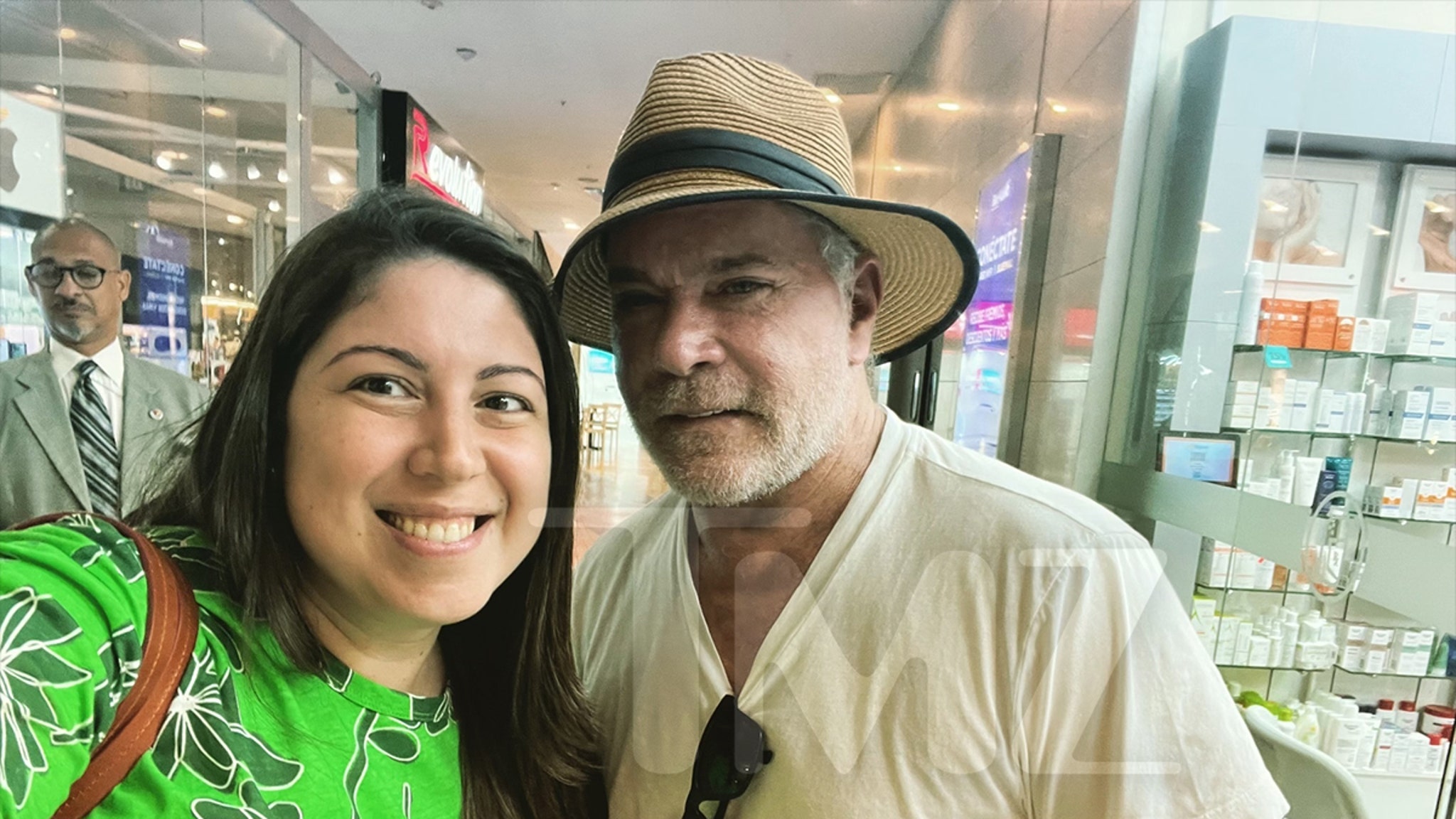 Ray Liotta's Selfie With Fan Days Before Death, Looked Healthy & Vibrant thumbnail